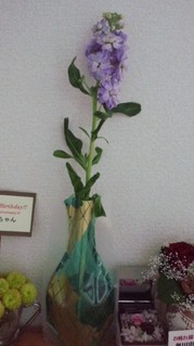 花を入れる花瓶もあるし